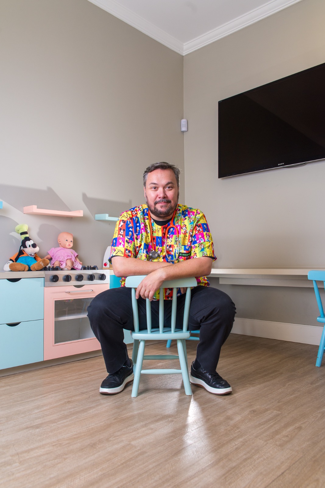 Dr. Marcio em ambiente lúdico no consultório