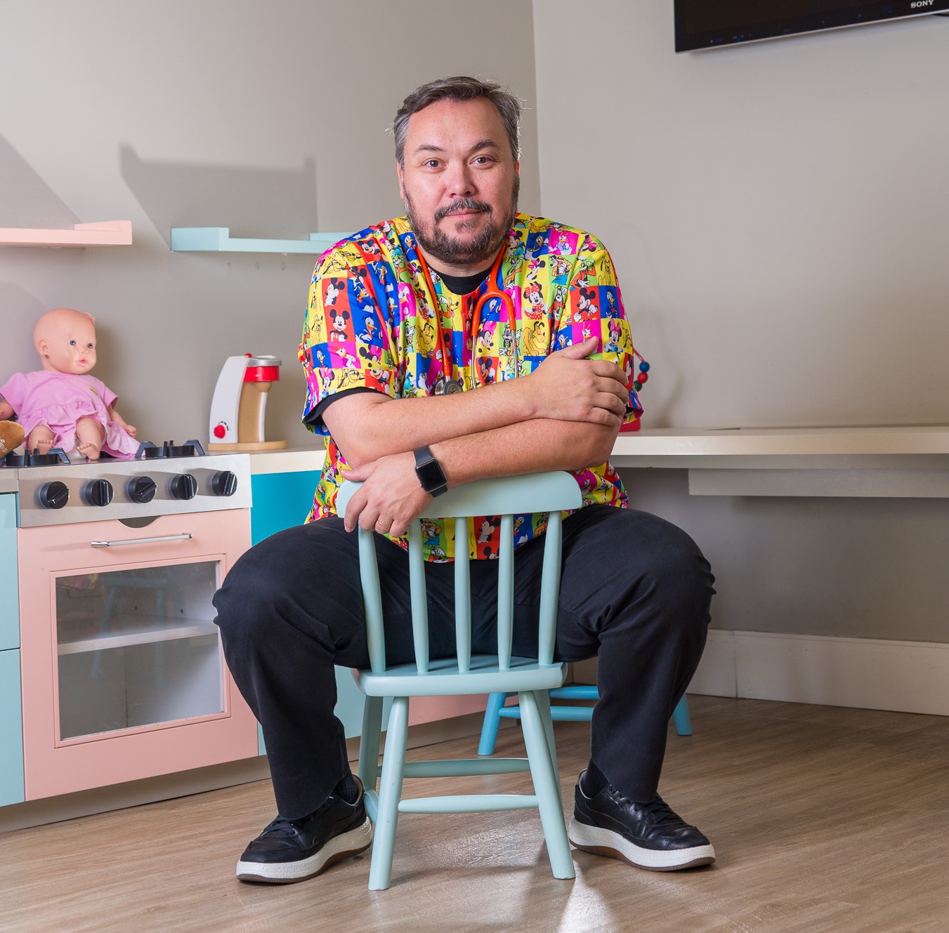 Dr. Marcio Barros em um consultório pediátrico